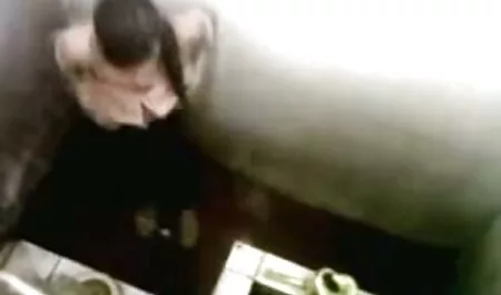دیک بزرگ او به یک سوراخ محکم فشار می آورد فلم سکس زن با سک