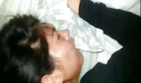 در حالیکه دختر دوم در همان نزدیکی خوابیده بود ، پدر دختر فیلم سکس با زن چاق را فریب داد