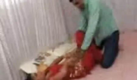 شیطان شیطان در آشپزخانه لزبین زیبا در جوراب ساق بلند سکسپیرزن چاق