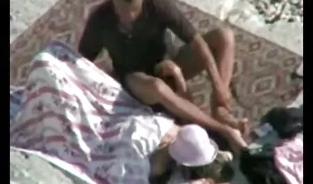 این معلم جوان بعد از کلاس ، یک دانش لیس زدنکیر آموز زیبا را با گربه خود کنار گذاشت