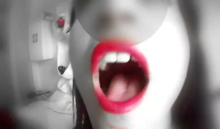 او به سرعت لباس زیر مادر را هل داد و گربه اش را لیس فیلم سکس اسب با دختر زد
