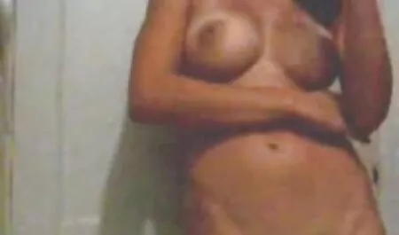 از فیلم سکسی زن همسایه او لذت ببرید با گربه و dildo او