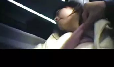 او جلوی دوربین رفت و گربه فیلم سوپر زن سفید بزرگش را انگشت زد