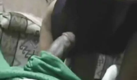 دو دختر بیدمشک در رختخواب سرگرم می شوند و فیلم سوپر پیرزنها خود را با چکش می زنند