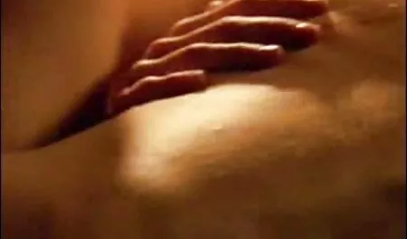 بستن عکس سکسی زنانه دوست دختر لزبین خود را در اطراف گربه خود